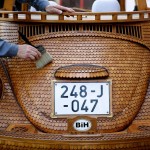 mobil mobil vw beetle antik dari kayu